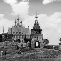 Строительство Святых врат. На заднем плане первая Успенская церковь. 1892